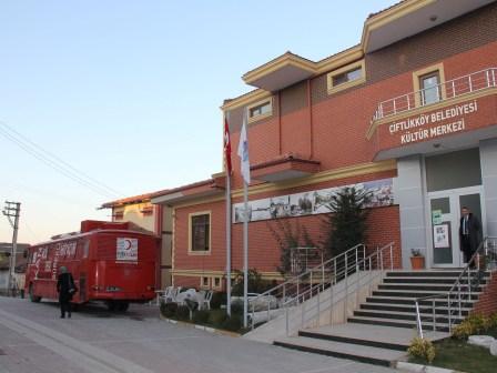 Kızılay Otobüsü Çiftlikköy Bld. Kültür Merkezinde